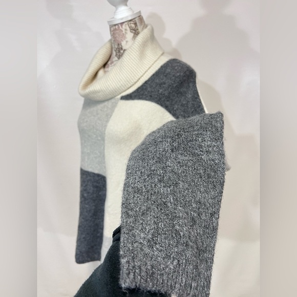 C&C CALIFORNIA Cream and gray color block cowl neck sweater size XL. - Picture 4 of 10